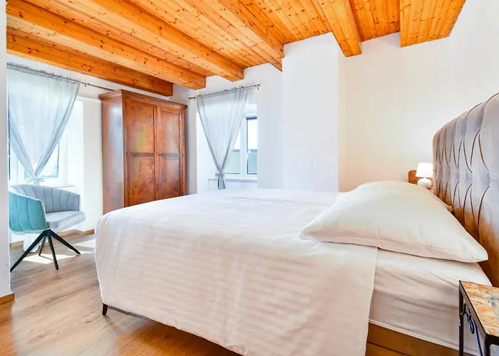 Family Friendly House With A Parking Space Bribir, Novi Vinodolski - 23378 Case de vacanță